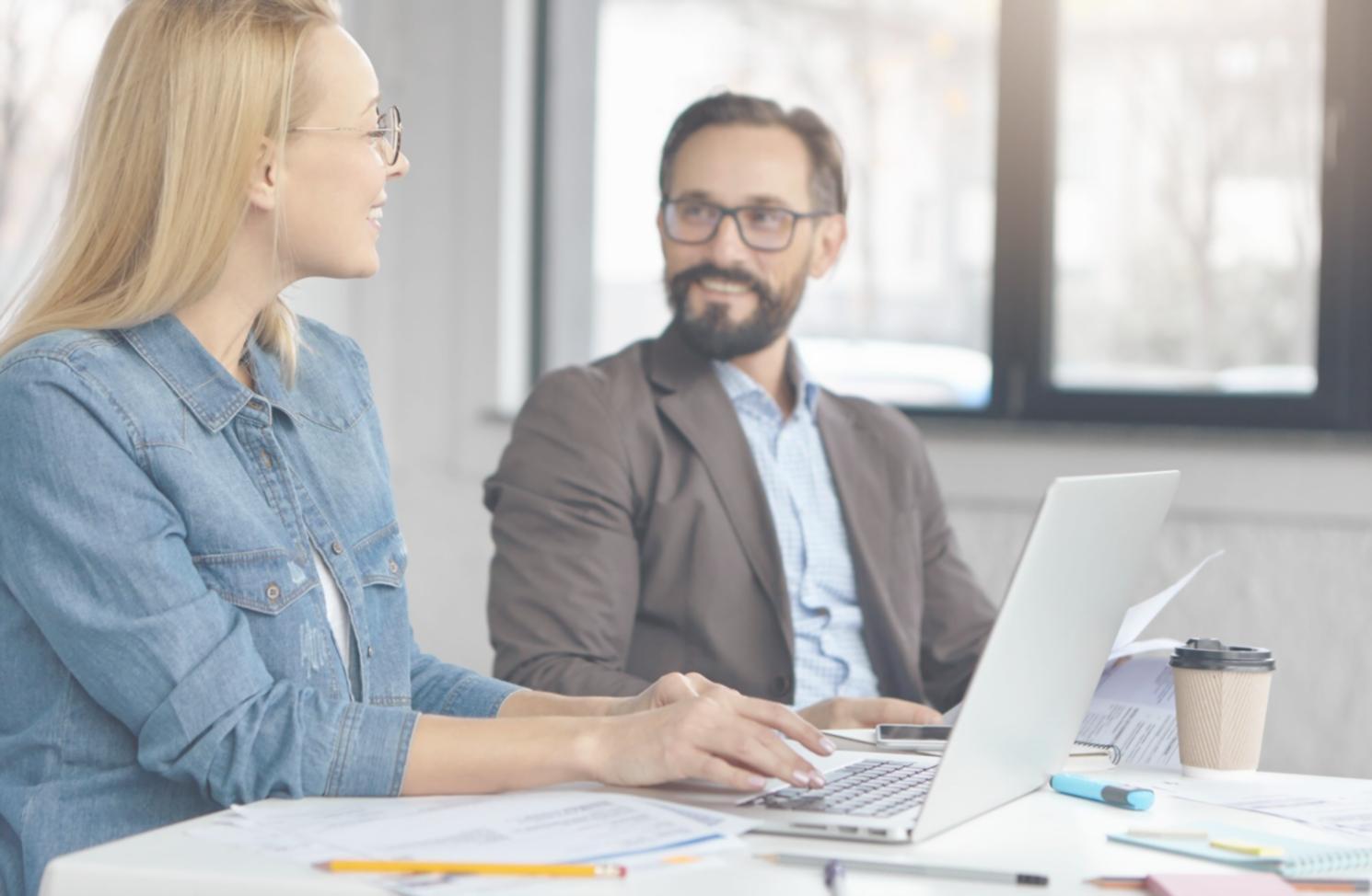 Professionnel analysant des données financières sur plusieurs écrans